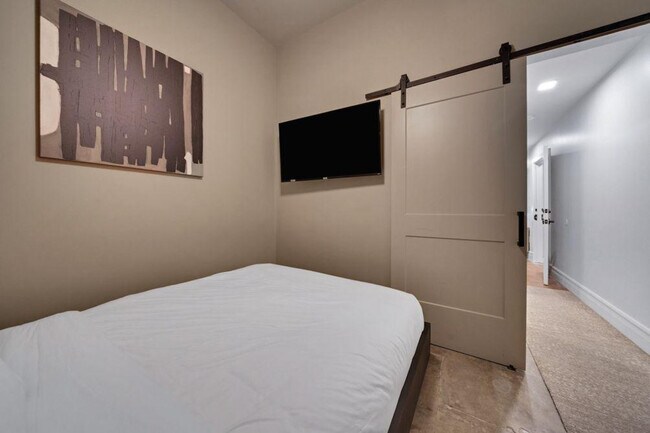 Building Photo - 505 E Travis St