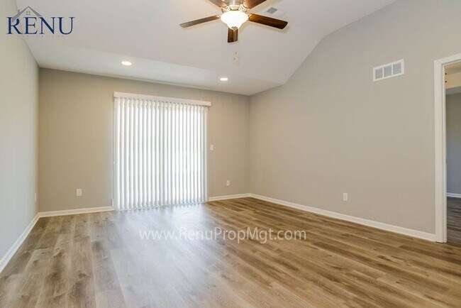 Building Photo - Holiday Special: Free First Month's Rent!!