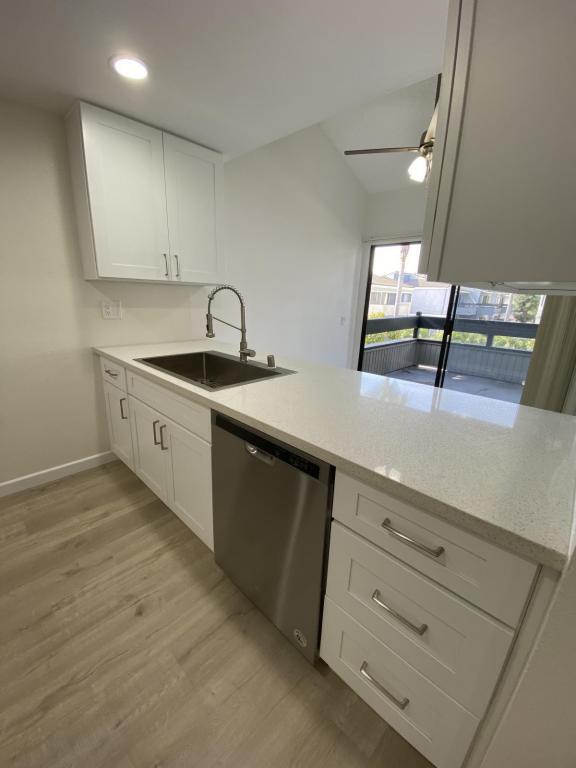Building Photo - 160 N Richmont #D