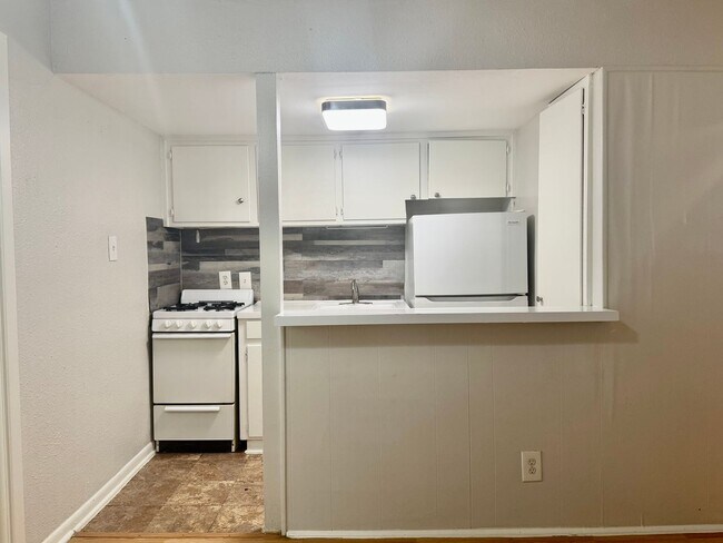 Building Photo - 2006 Sul Ross St