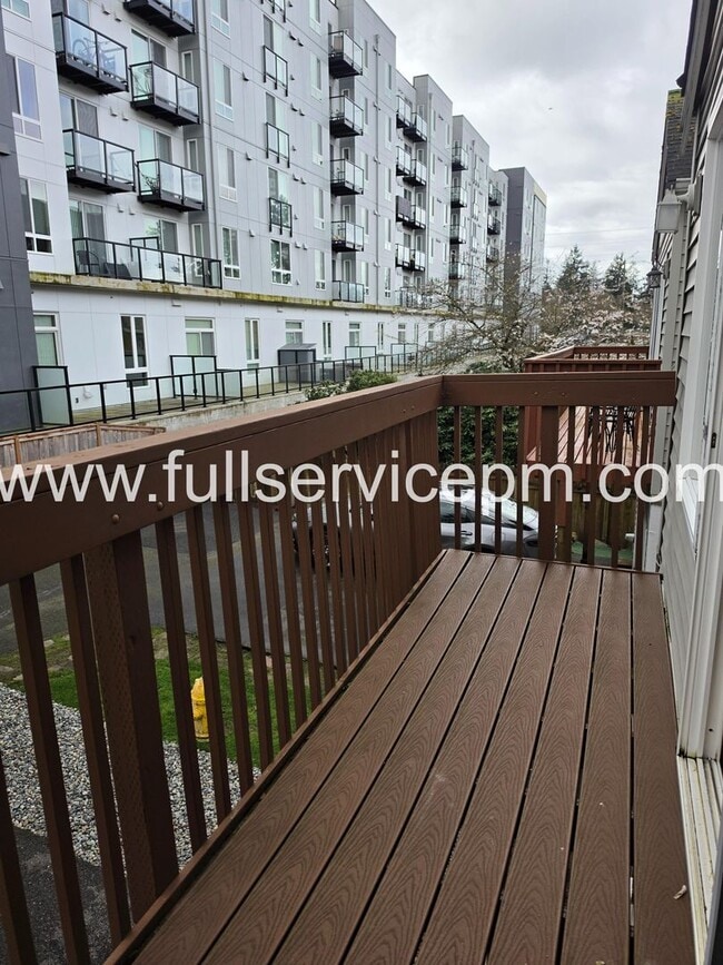 Building Photo - Private Drive Townhome Near Stone Ave N | 3 Bed, 2 Bath, 2-Car Garage, Deck + Fenced Yard