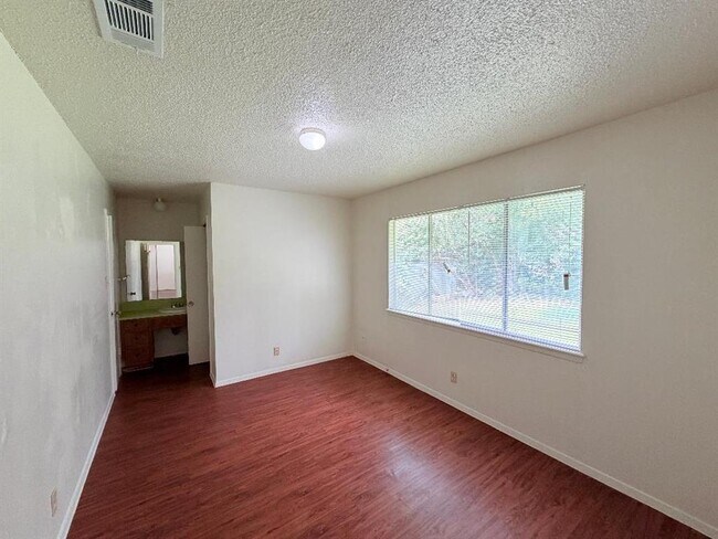 Building Photo - 5206 Village Trail