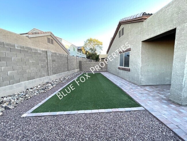 Building Photo - 8721 N Black Pine Dr