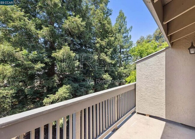 Building Photo - 3847 Vineyard Ave