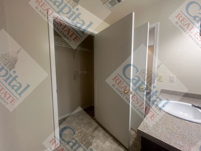 Building Photo - Beautiful 4 Bedroom