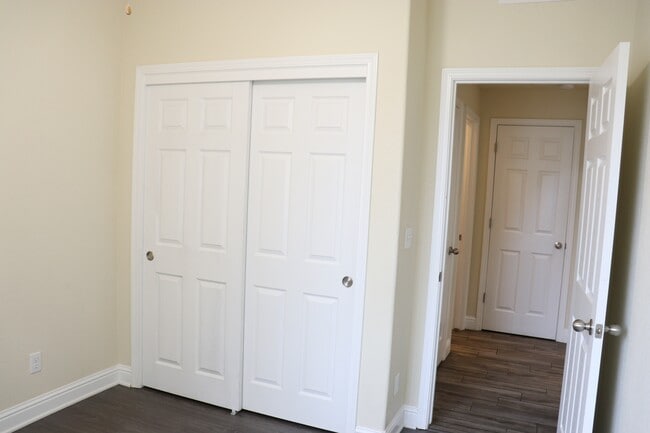 Building Photo - 864 Pinewood Ave