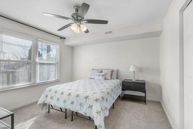 Building Photo - 413 W Beach Ave