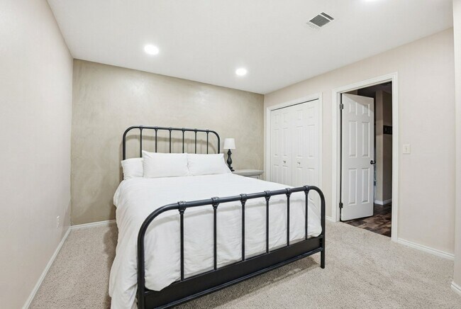 Building Photo - 845 N Valley View Dr