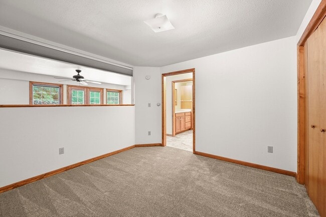 Building Photo - Mountain Life & Views- 4 bed 2 bath