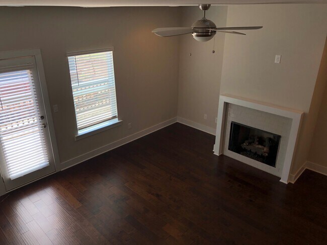 Building Photo - Town Home in a GREAT location
