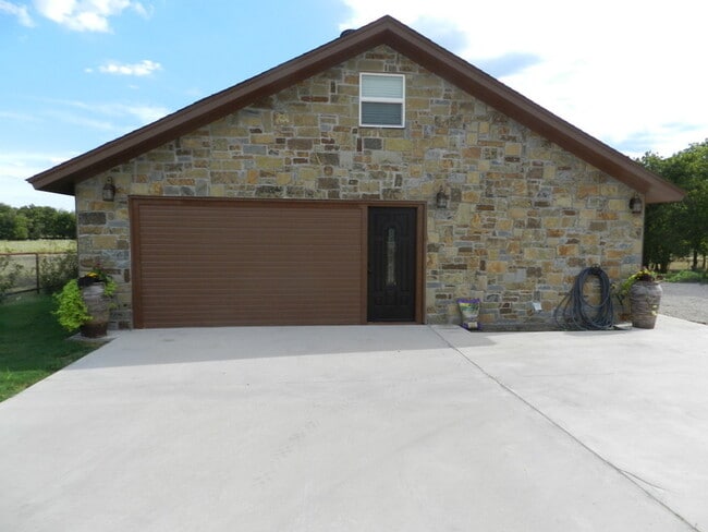 Primary Photo - 2/2 Stone Stand Alone Apartment - RV HOOK ...