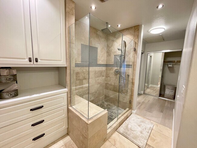 Building Photo - Stunning 2 Bedroom/2.5 Bath Furnished Town...