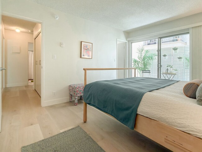 Building Photo - Townhouse Aparts