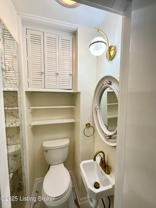 Building Photo - 7913 Greenway Dr