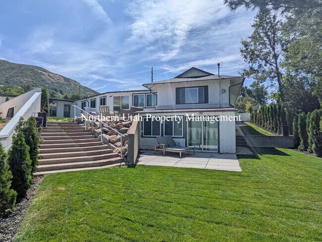 Building Photo - 4 Bed, 3.5 Bath - Amazing Location