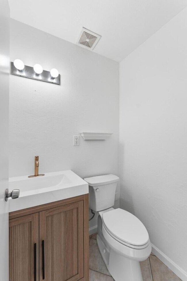 Building Photo - 766 20th Ave N