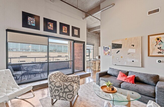 Building Photo - Fully Furnished 2 Bed / 2 Bath Modern Apartment Near Union Station! $2695.00!