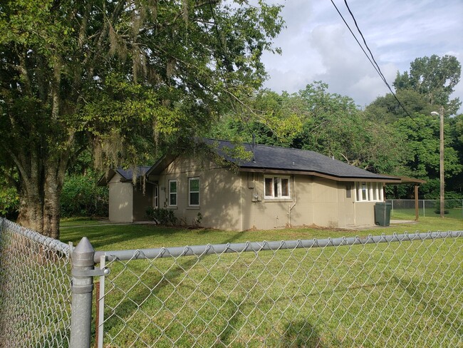 Building Photo - Updated 2 Bedroom Home With Fenced Yard