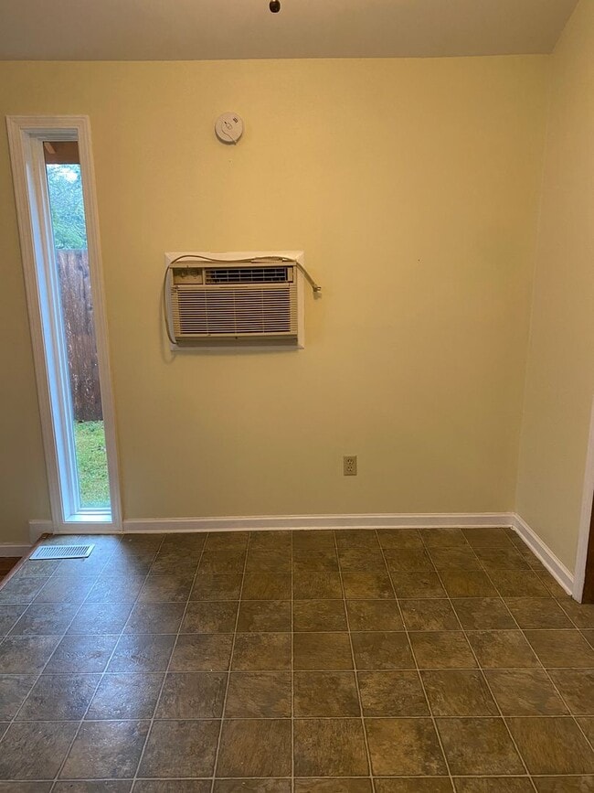 Building Photo - Spacious 4 Bedroom House in South Town!