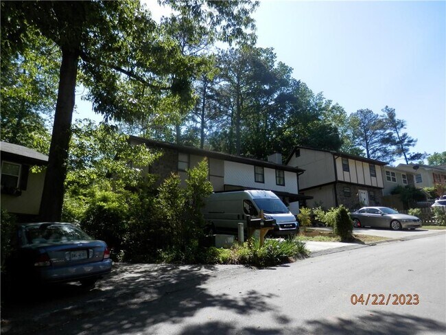 Building Photo - 2571 Park Rd