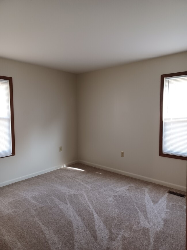 Building Photo - 557 Eagle Dr