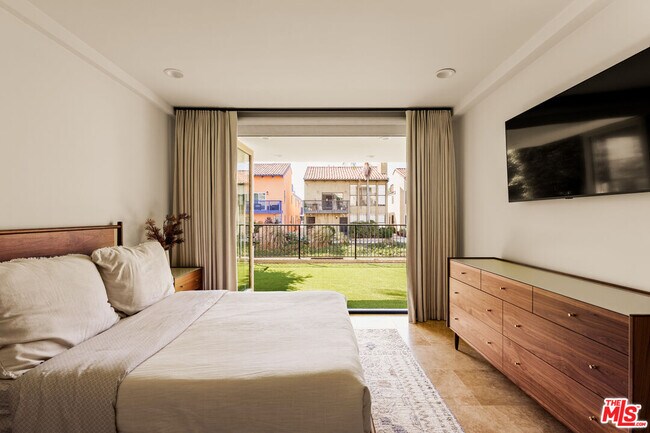 Building Photo - 3807 Vía Dolce