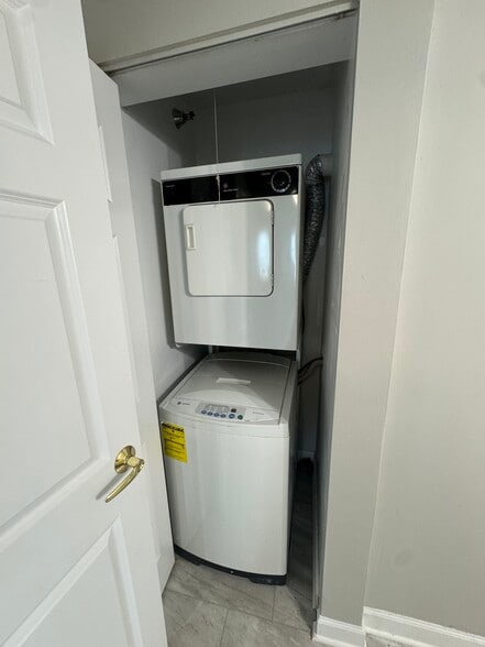 Building Photo - 345 N La Salle Dr