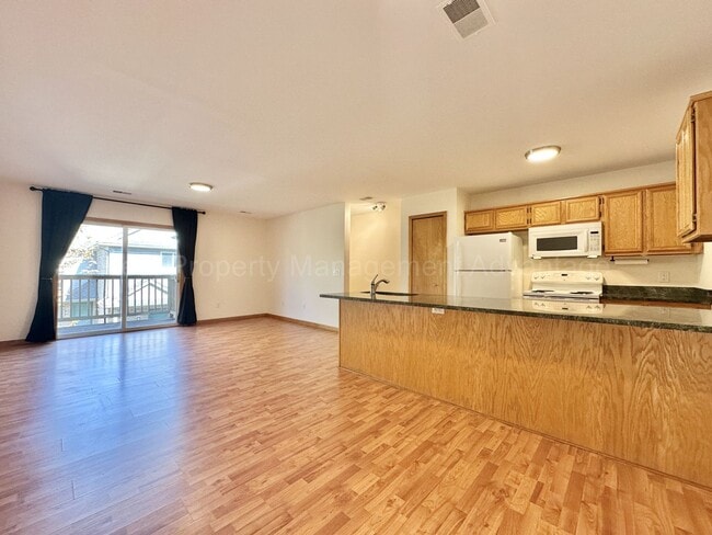 Building Photo - Spacious 2 Bed Condo with Attached Garage