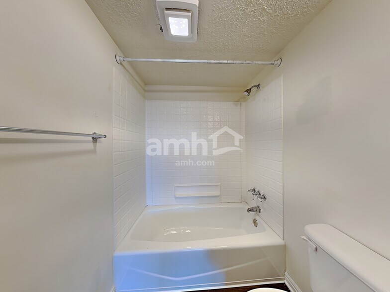 Building Photo - 1420 Pebblecreek Dr S