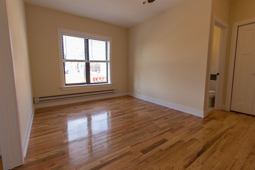 Building Photo - 909 W Cornelia Ave