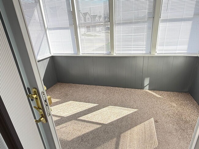 Building Photo - Beautifully decorated 3BR townhouse in Bloomington