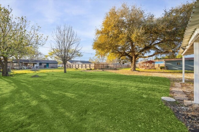 Building Photo - 412 Lyndale Dr