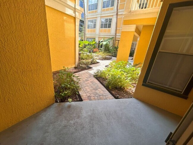 Building Photo - Beautiful Condo in the heart of Downtown O...
