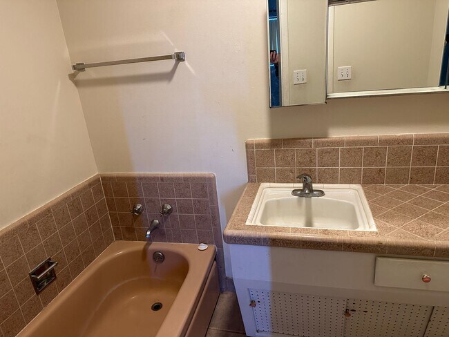 Building Photo - Desirable 2 Bedroom