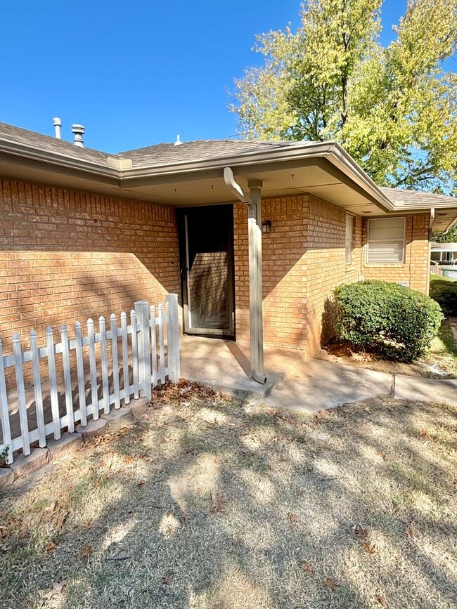 Building Photo - Beautiful 2 Bed 1 Bath Home in Downtown Ed...