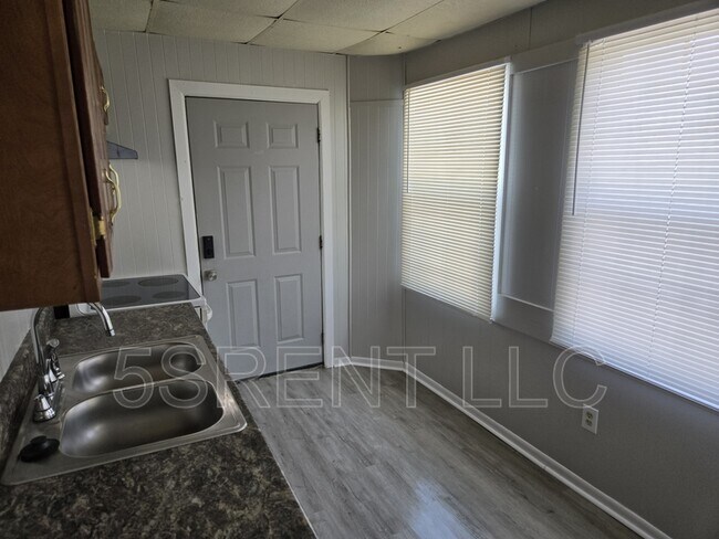 Building Photo - 236 S Mary Ellen St