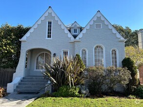 Building Photo - Spacious Home in Amazing Neighborhood!