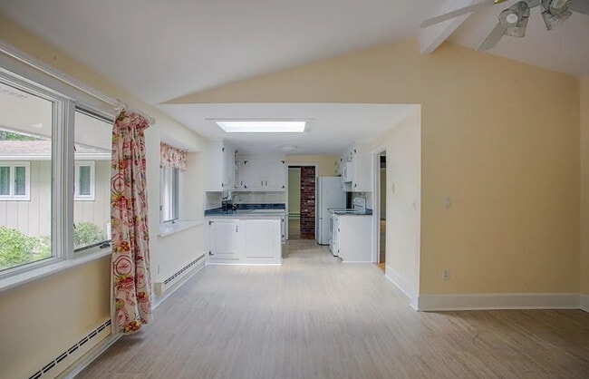 Building Photo - 15 Newbury Rd