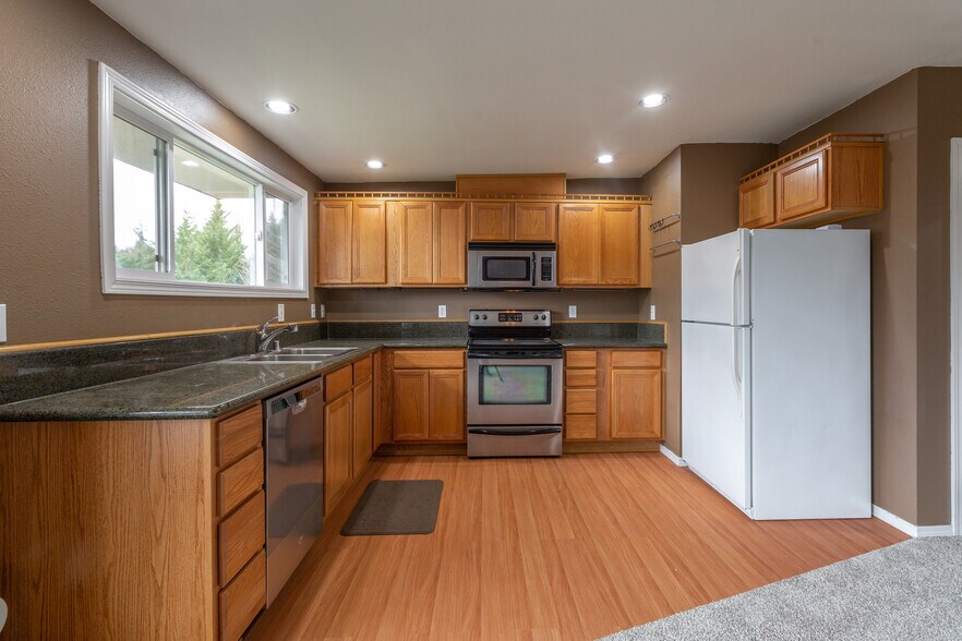Building Photo - 2102 NW Kelly Dr