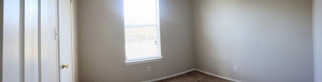 Building Photo - 2301 Flintstone Cir