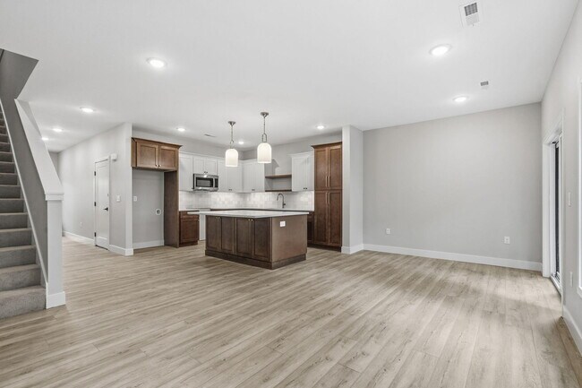 Building Photo - 2175 W Parkview Ave
