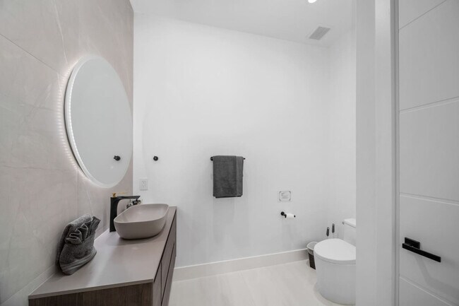 Building Photo - 547 NE 16th Ave