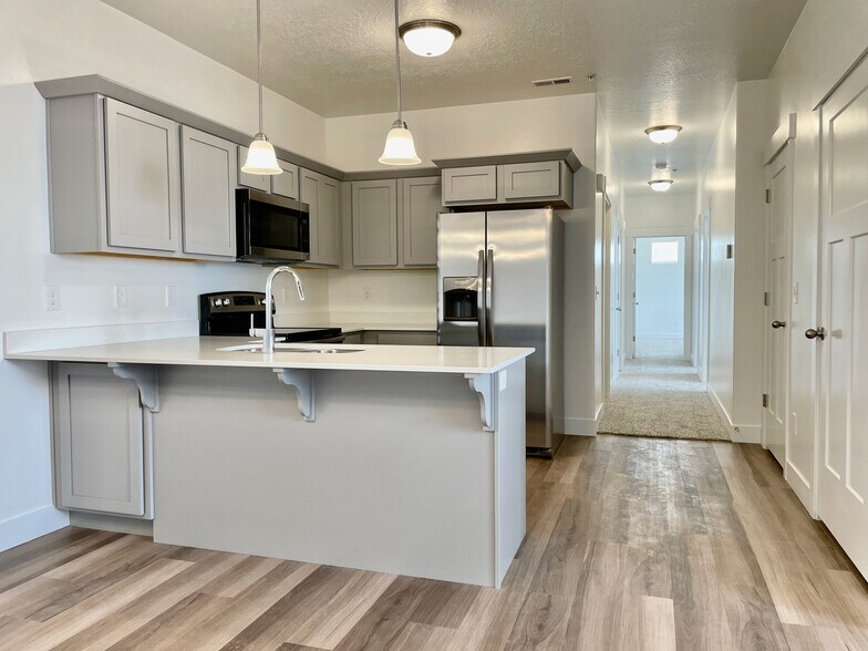 Building Photo - 641 N 380 W