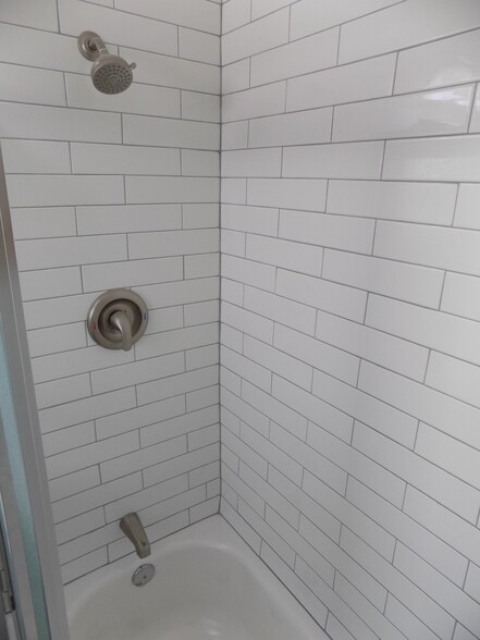 Shower/Bathtub - 33 Granada Ave