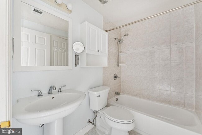 Building Photo - 1581 Woodcrest Dr