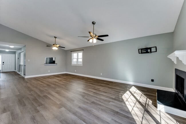 Building Photo - 1400 Riverside Dr