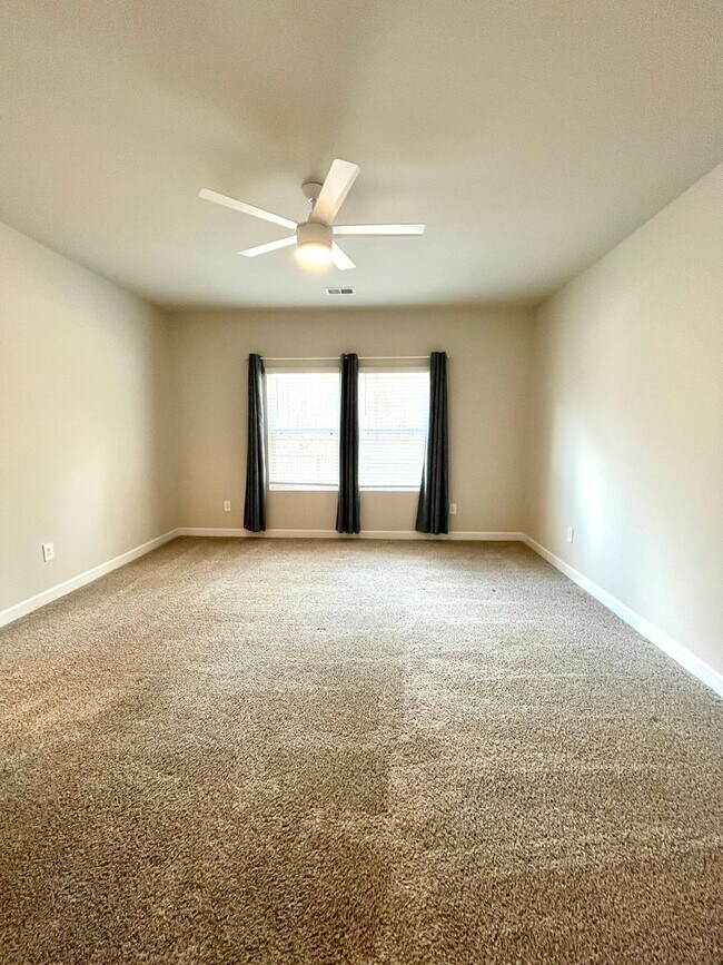 Building Photo - 3 BR, 2 BA with Fenced Yard and Fantastic Amenities!