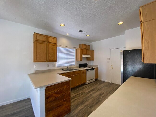 Building Photo - 1412 Stone Canyon Rd NE