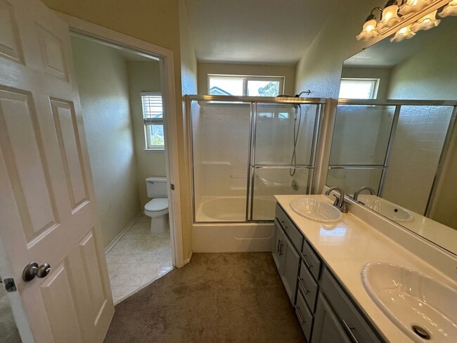 Building Photo - Beautiful 4 Bedroom, 2.5 Bath Tracy Home
