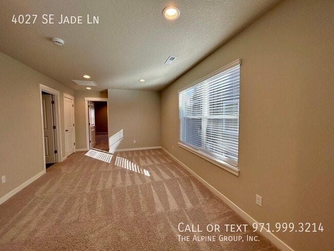 Building Photo - 4027 SE Jade Ln
